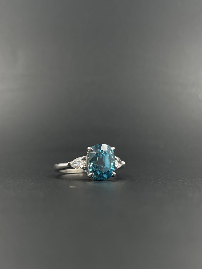 Ring blue oval zircon + lab grown diamonds