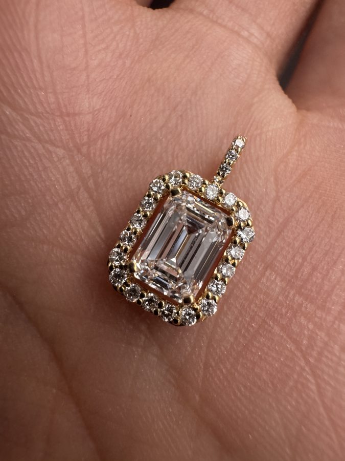 Pendant 1ct emerald lab grown diamond yellow gold