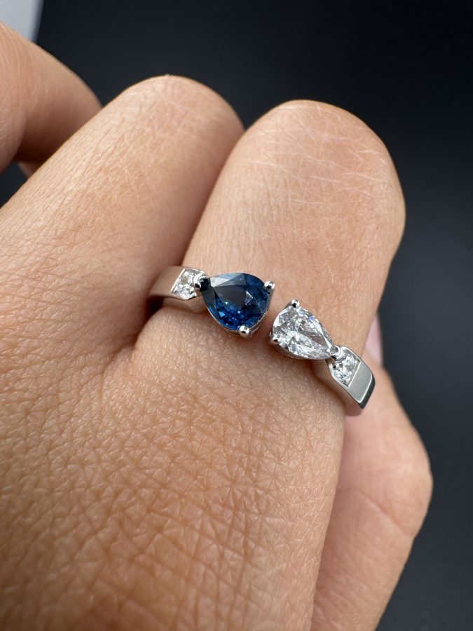 Ring blue pear sapphire + lab grown diamond pear