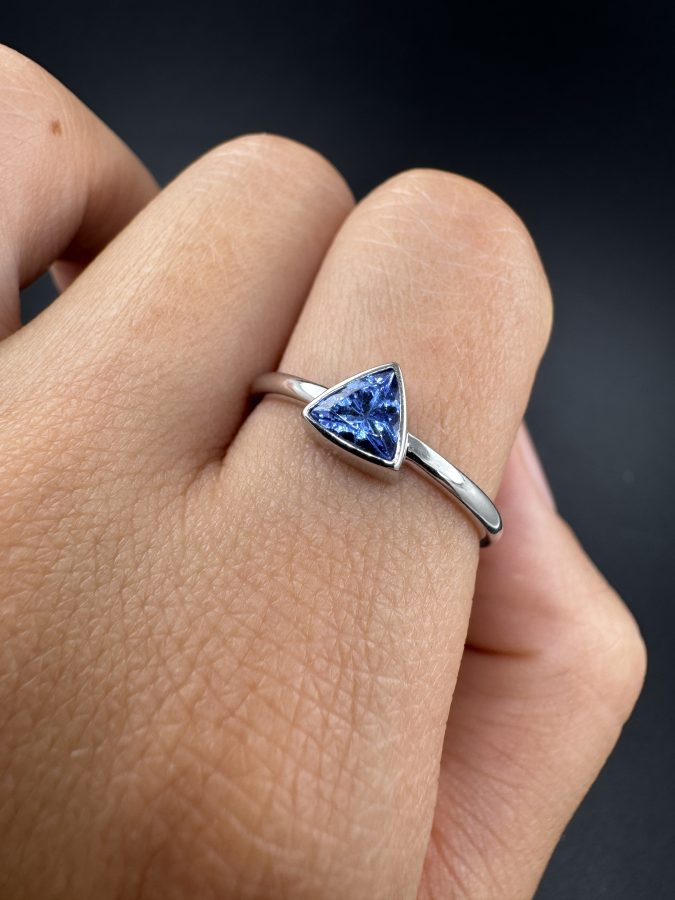 Ring tanzanite triangle
