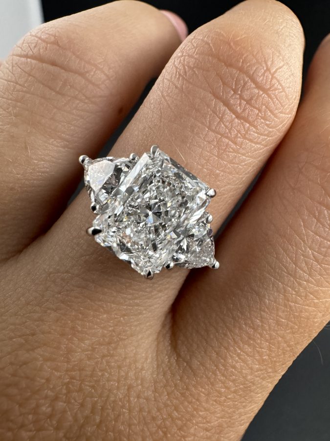 Ring lab radiant 3 ct + diamonds triangles