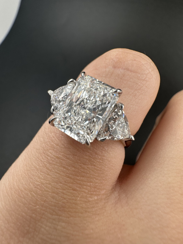 Golden ring with lab grown diamonds 4 ct