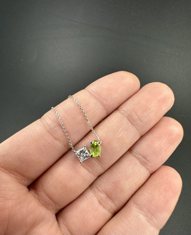 Přívěsek s laboratorně vypěstovaným diamantem a peridotem – bílé zlato, 0,5 ct – fotografie 2 z 3