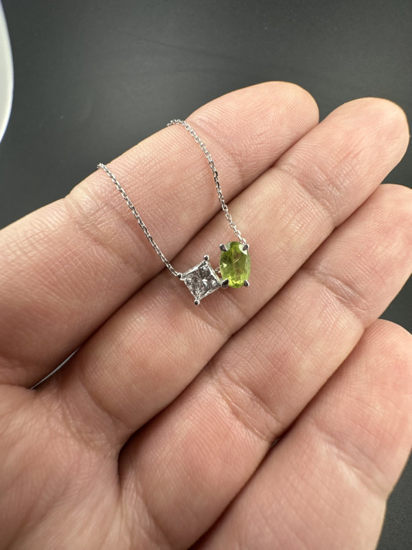Přívěsek s laboratorně vypěstovaným diamantem a peridotem – bílé zlato, 0,5 ct – fotografie 3 z 3
