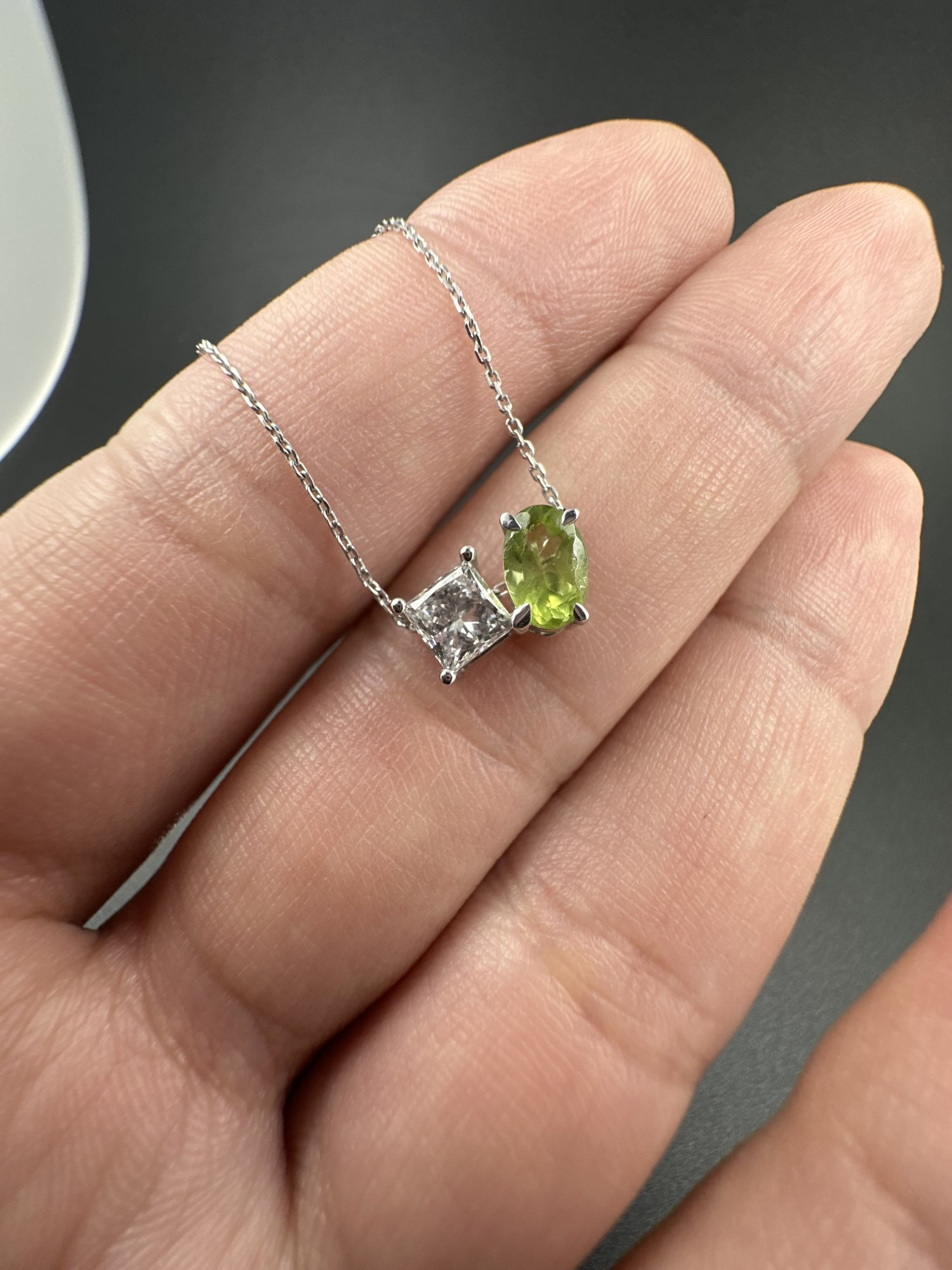 Přívěsek s laboratorně vypěstovaným diamantem a peridotem – bílé zlato, 0,5 ct – fotografie 1 z 3