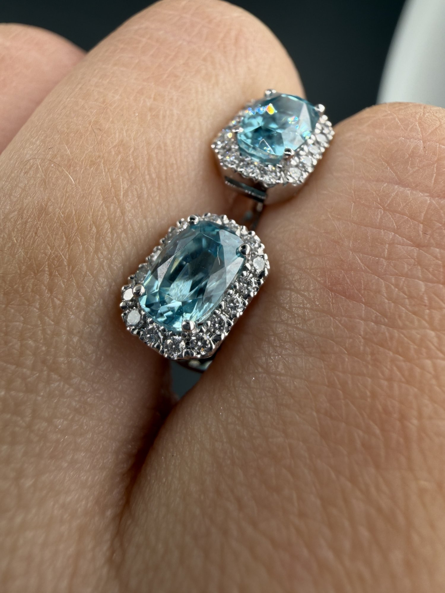 Náušnice s modrým zirkonem a diamanty – bílé zlato – fotografie 1 z 2