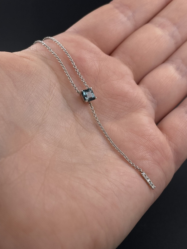 Náhrdelník s modrým spinelem a diamanty – bílé zlato, 0,54 ct – fotografie 3 z 3