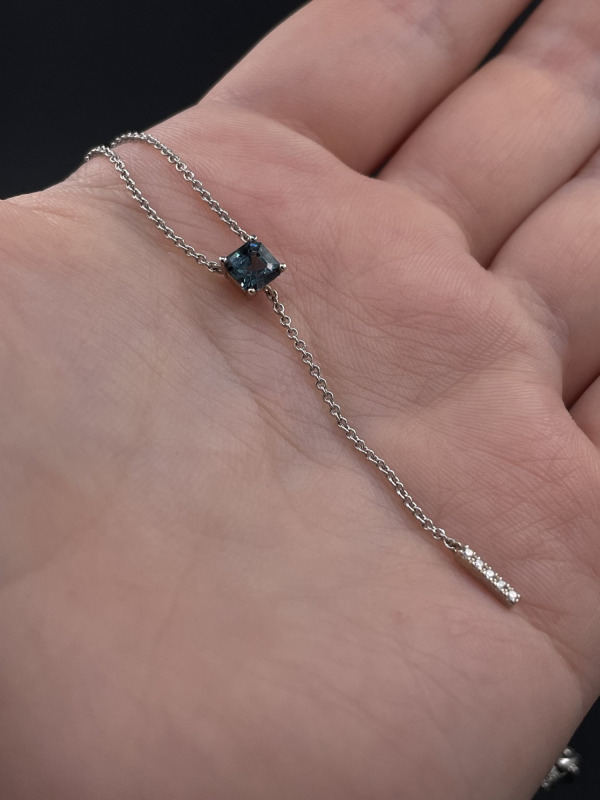 Náhrdelník s modrým spinelem a diamanty – bílé zlato, 0,54 ct – fotografie 2 z 3