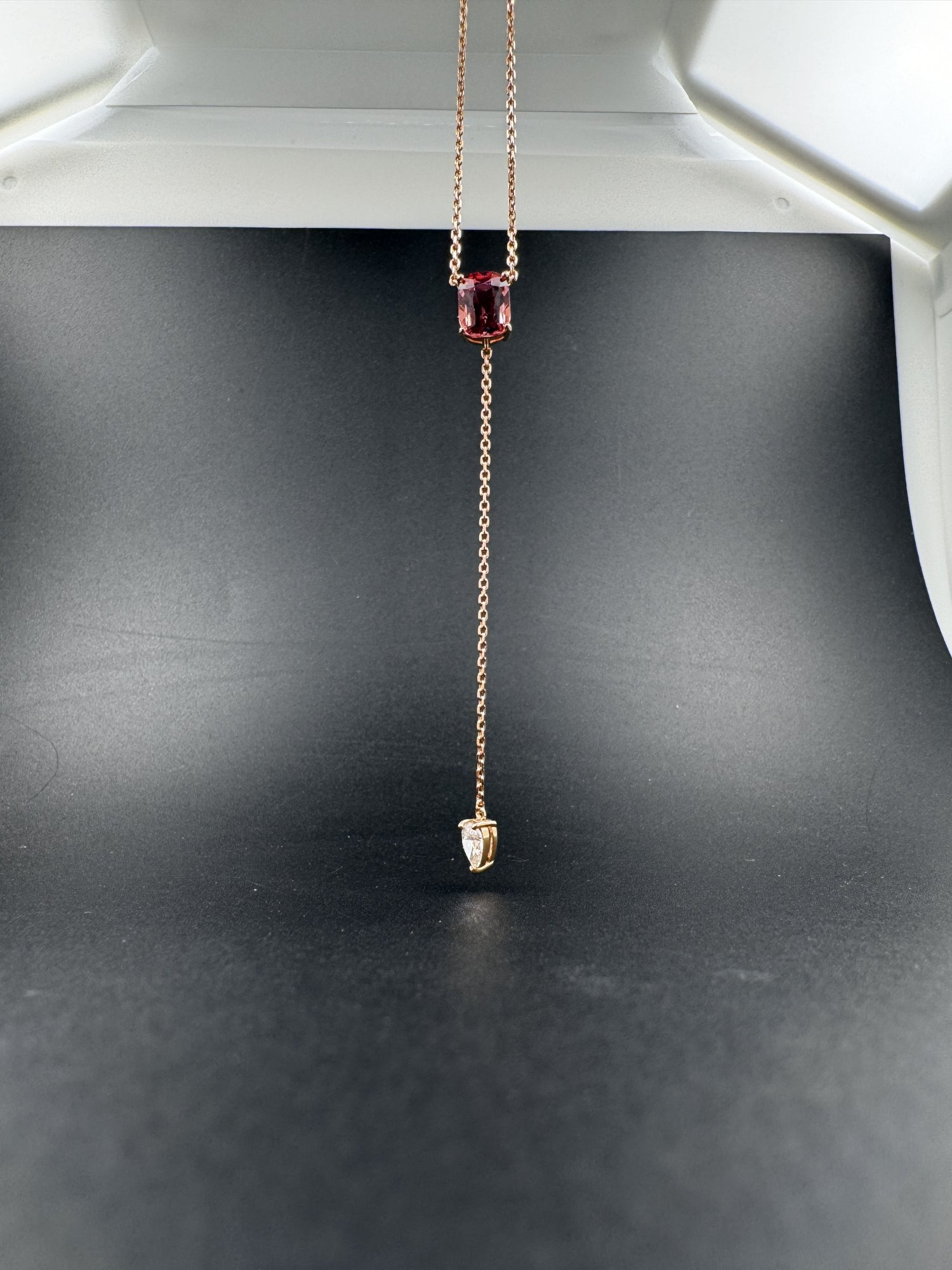 Náhrdelník s růžovým turmalínem a laboratorně vypěstovaným diamantem, 2,1 ct – fotografie 1 z 3