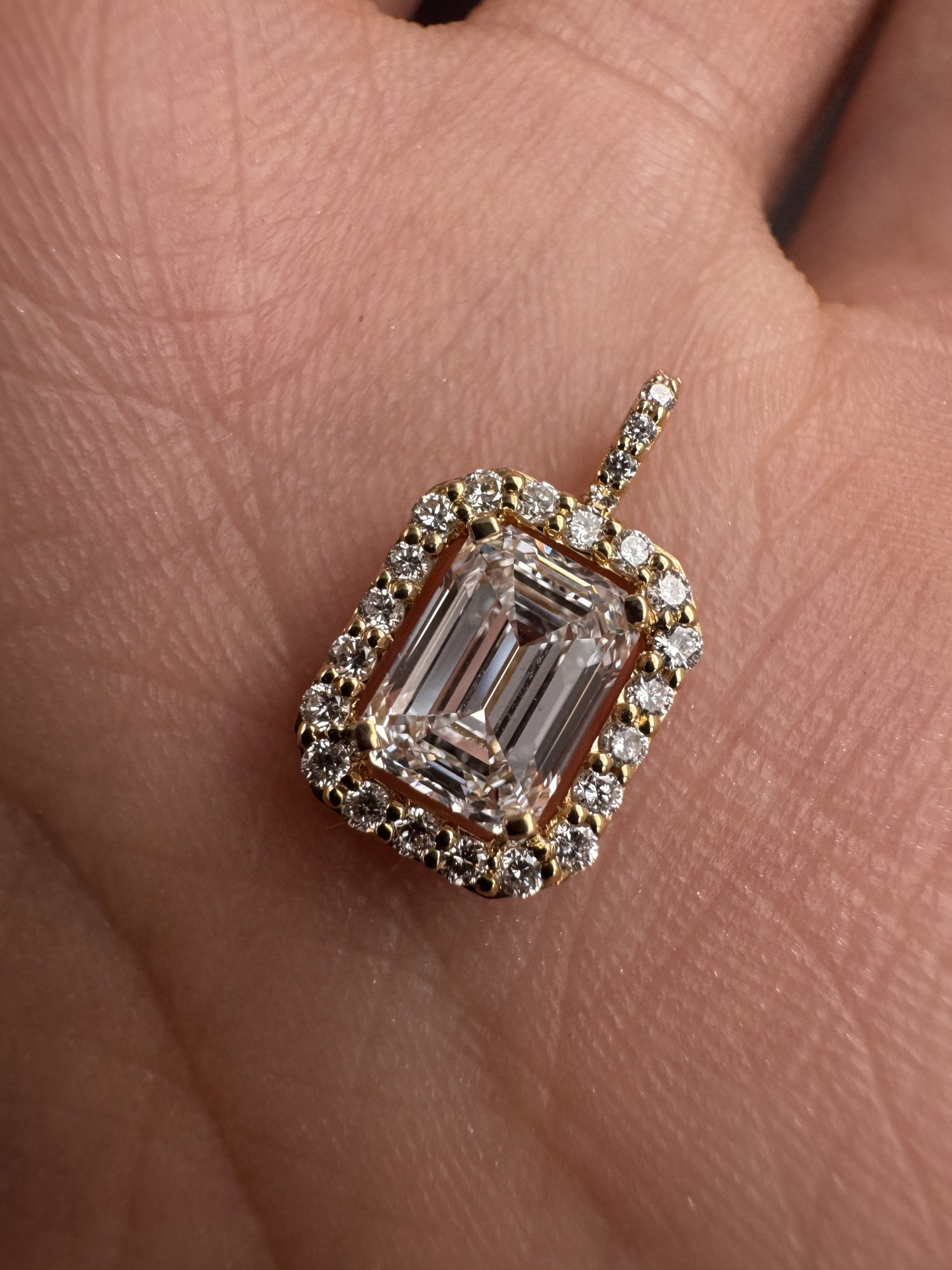 Lab-Grown Diamond Pendant – Yellow Gold – photo 1 of 2