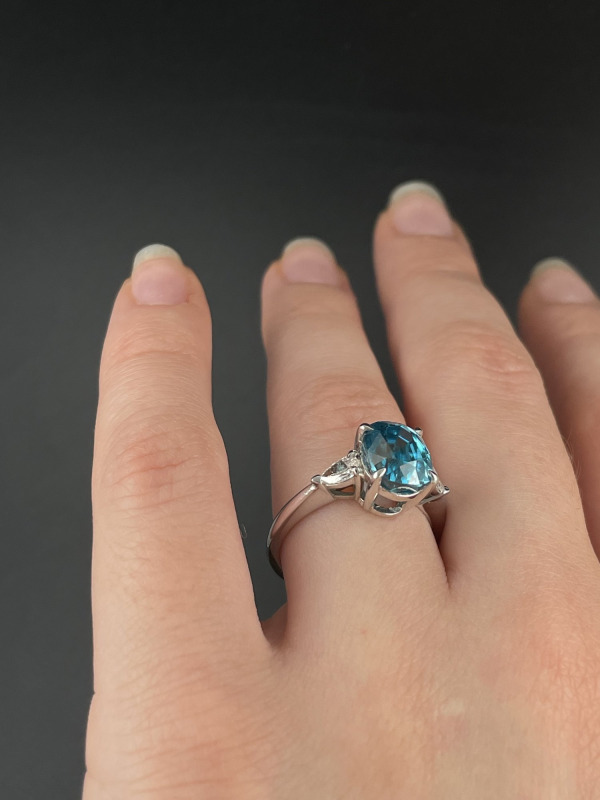 Prsten s modrým zirkonem a laboratorně vypěstovanými diamanty – bílé zlato, 0,32 ct – fotografie 3 z 5