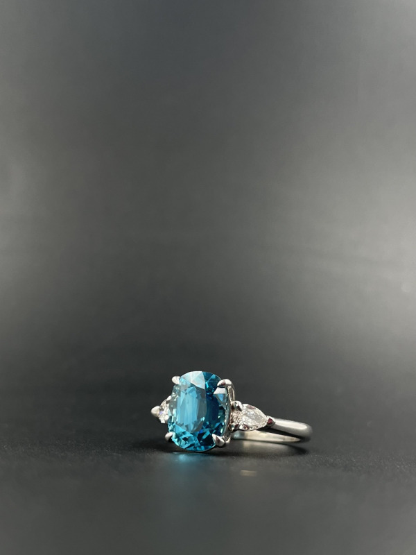 Prsten s modrým zirkonem a laboratorně vypěstovanými diamanty – bílé zlato, 0,32 ct – fotografie 4 z 5