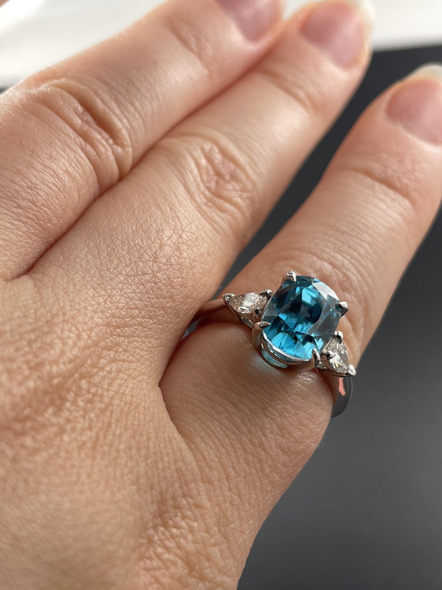 Prsten s modrým zirkonem a laboratorně vypěstovanými diamanty – bílé zlato, 0,32 ct – fotografie 1 z 5