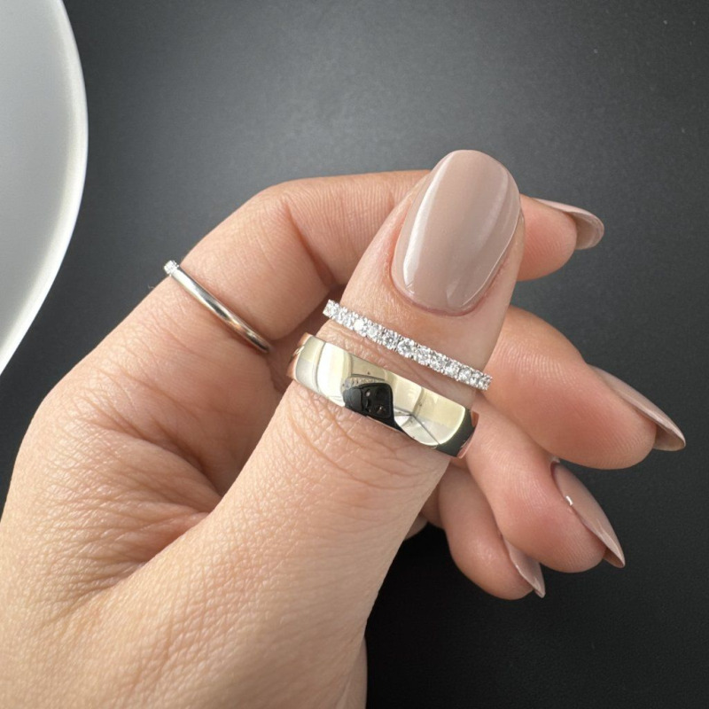 A Pair of Wedding Rings in White and Yellow Gold with a Diamond Band – photo 2 of 3