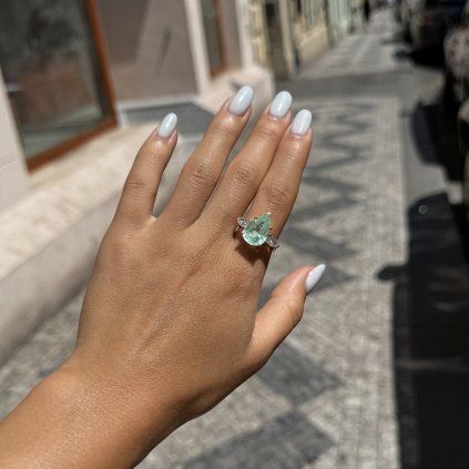 Ring with Paraiba Tourmaline and Natural Diamonds