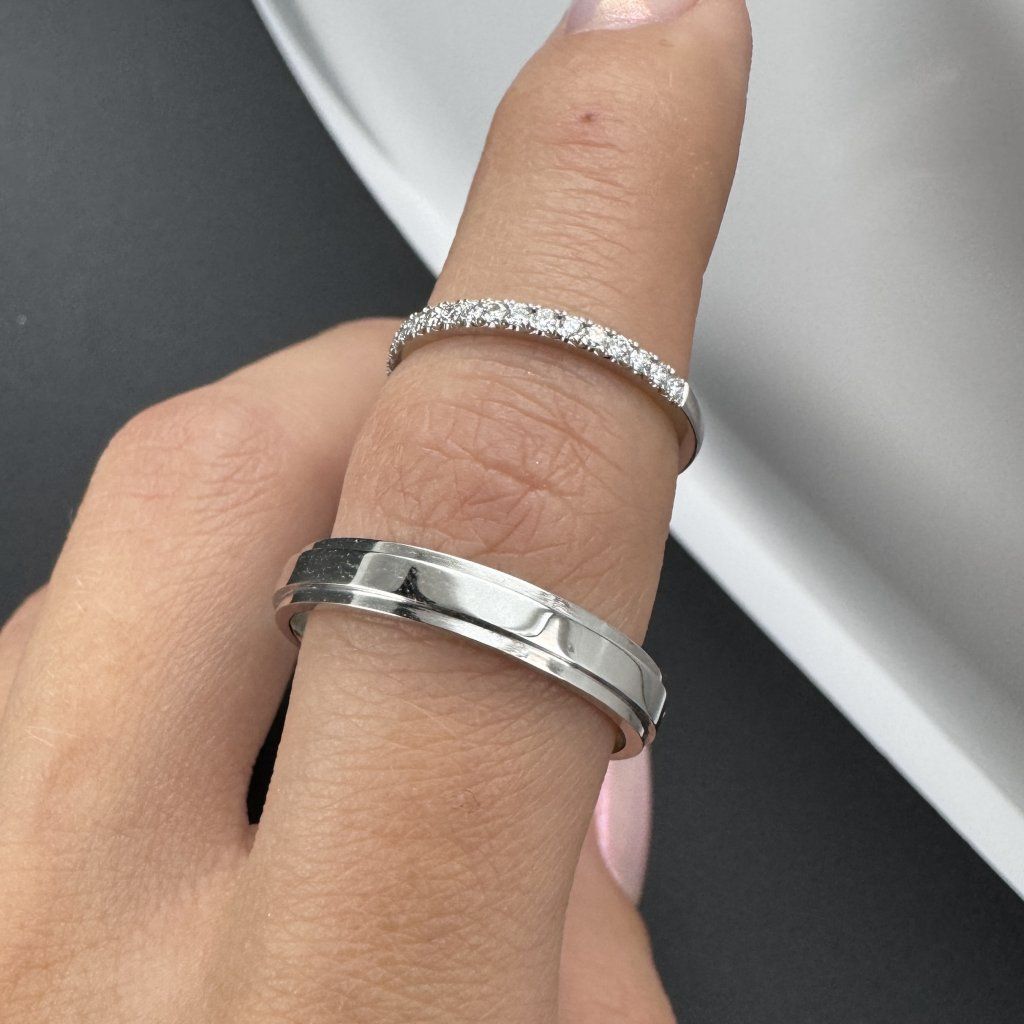 A Pair of Platinum Wedding Bands with Natural Diamonds, 0.16 ct – photo 1 of 5
