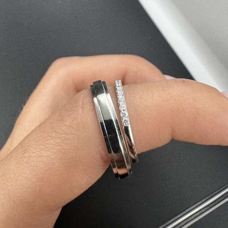 A Pair of Platinum Wedding Bands with Natural Diamonds, 0.16 ct – photo 2 of 5