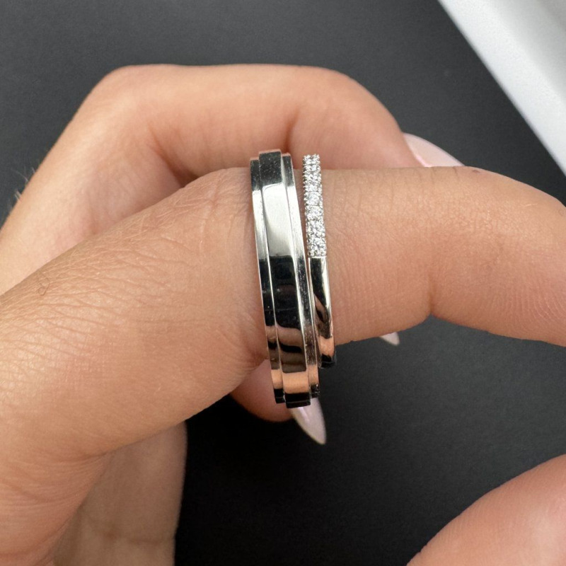 A Pair of Platinum Wedding Bands with Natural Diamonds, 0.16 ct – photo 3 of 5