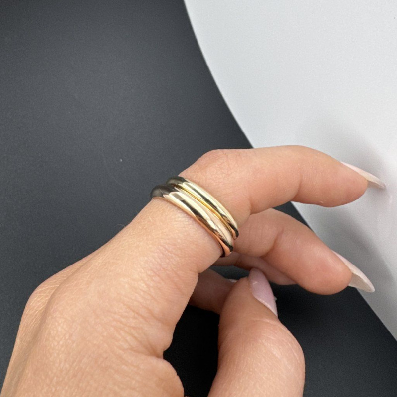 A Pair of Elegant Engagement Rings in Yellow and Rose Gold – photo 3 of 6