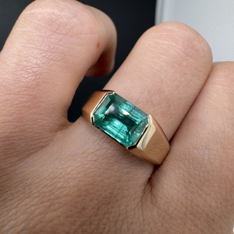 Gold Ring with a Natural Emerald – White Gold, 1.59 ct – photo 2 of 6