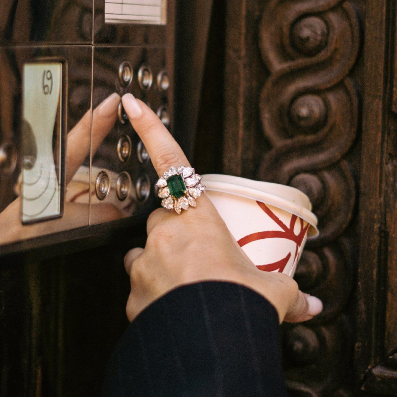 Ring Featuring an Investment-Grade Emerald, Bordered by Diamonds – White Gold – photo 2 of 9