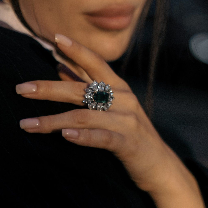 Ring Featuring an Investment-Grade Emerald, Bordered by Diamonds – White Gold – photo 3 of 9