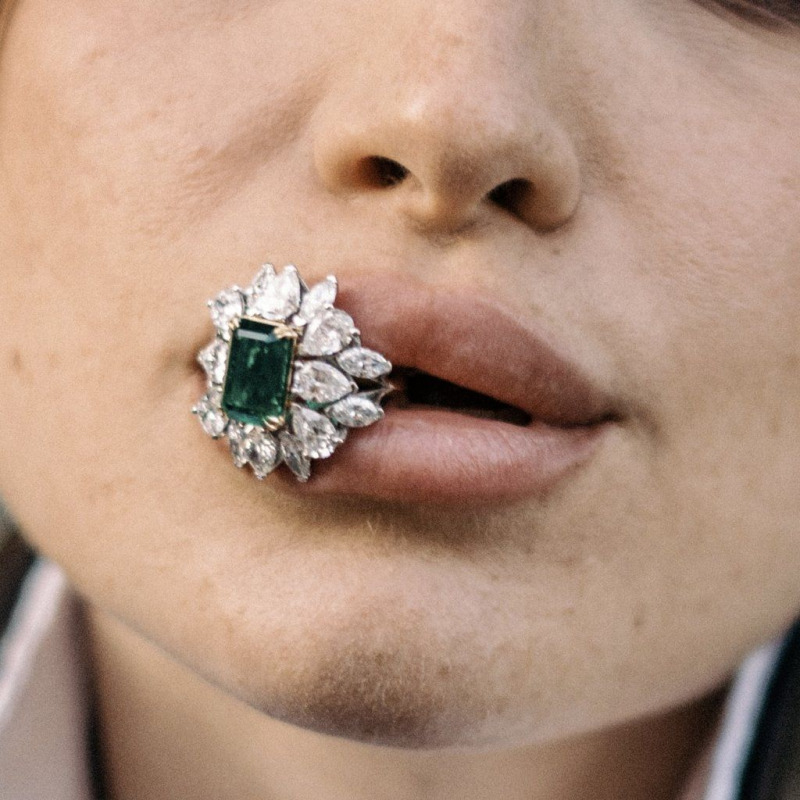 Ring Featuring an Investment-Grade Emerald, Bordered by Diamonds – White Gold – photo 4 of 9
