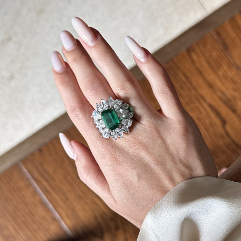 Ring Featuring an Investment-Grade Emerald, Bordered by Diamonds – White Gold – photo 5 of 9