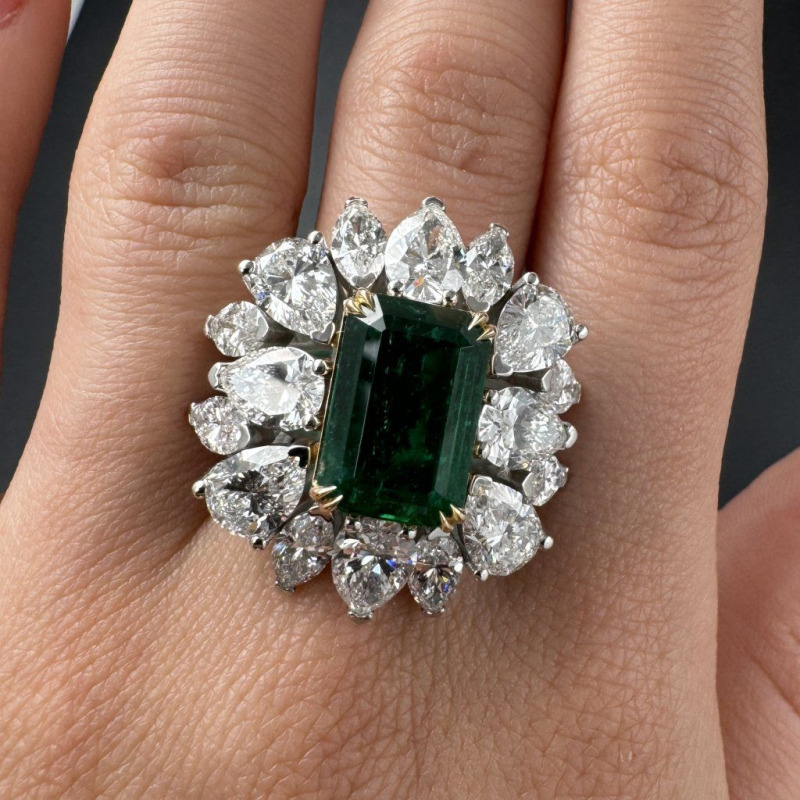 Ring Featuring an Investment-Grade Emerald, Bordered by Diamonds – White Gold – photo 6 of 9