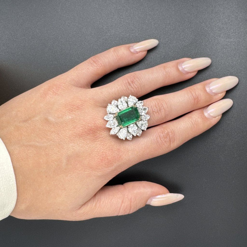 Ring Featuring an Investment-Grade Emerald, Bordered by Diamonds – White Gold – photo 7 of 9
