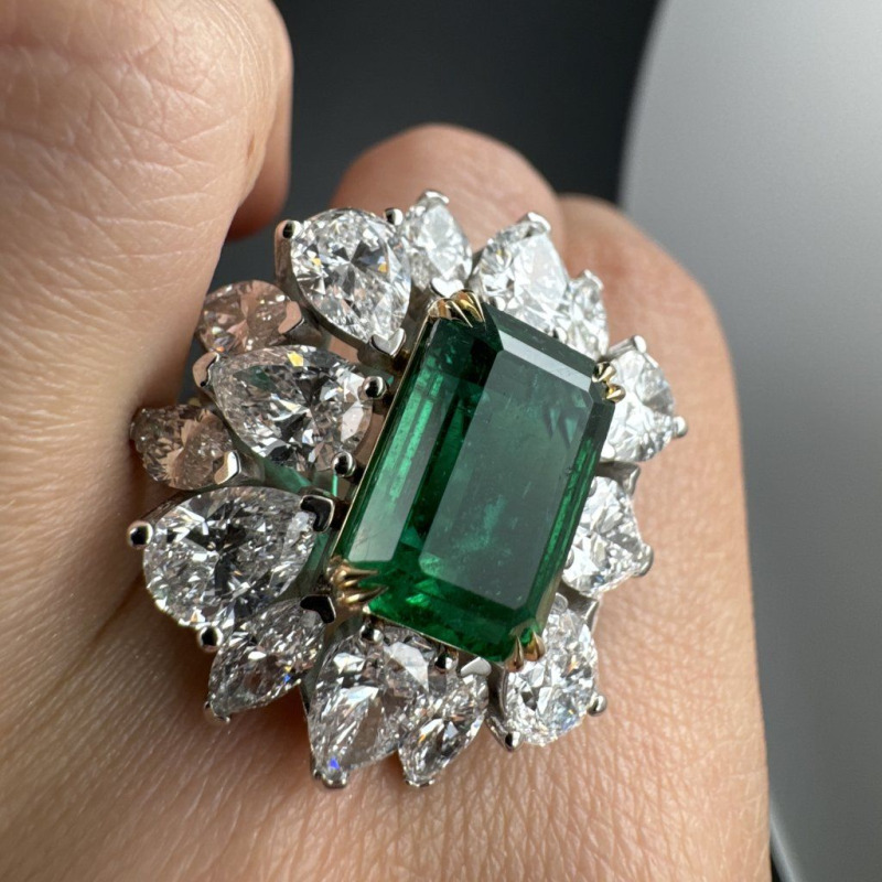 Ring Featuring an Investment-Grade Emerald, Bordered by Diamonds – White Gold – photo 8 of 9