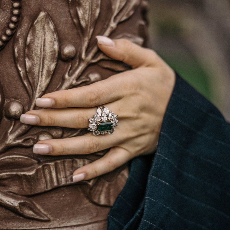 Ring Featuring an Investment-Grade Emerald, Bordered by Diamonds – White Gold – photo 9 of 9