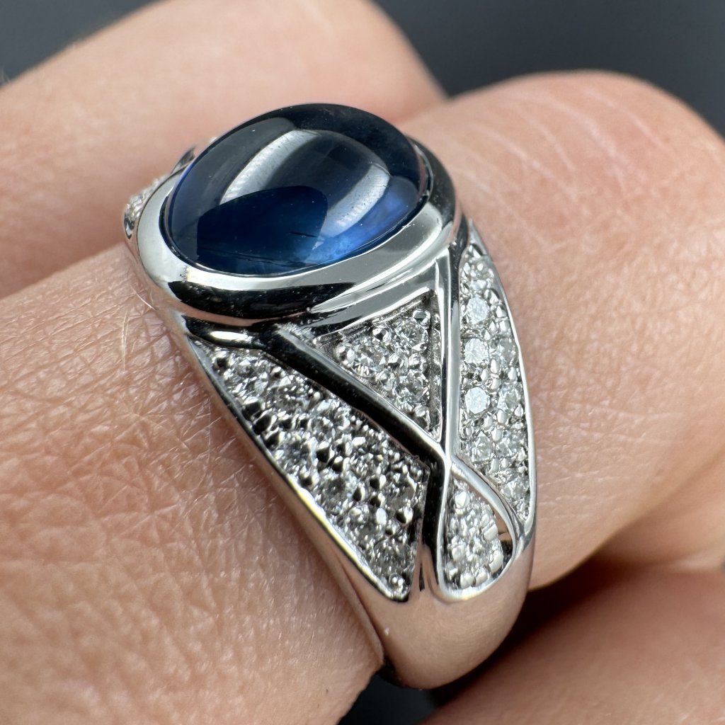 Ring with a Natural Blue Sapphire in Vintage Style – White Gold, 2.25 ct – photo 1 of 5