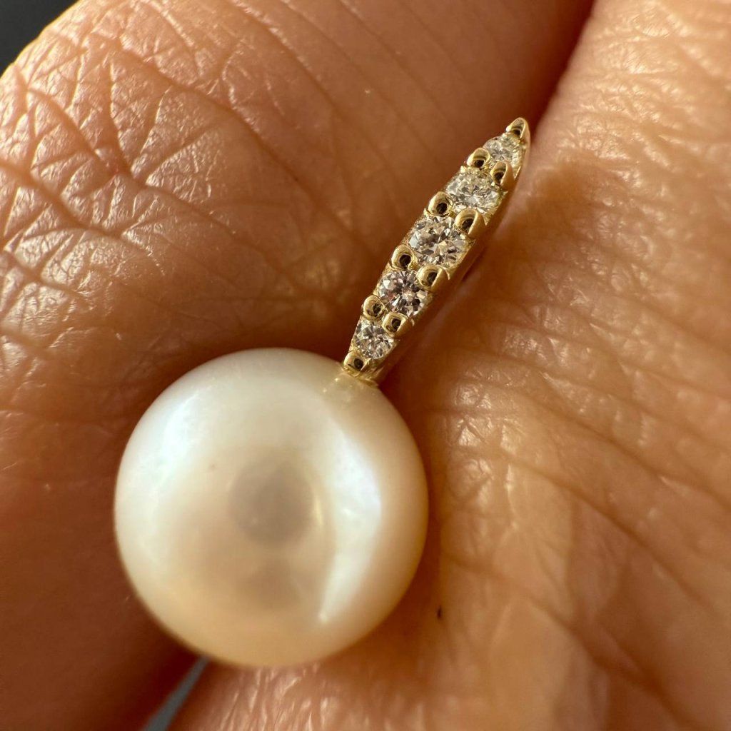 Zlaté náušnice s říčními perlami a přírodními diamanty, 0,06 ct – fotografie 1 z 4