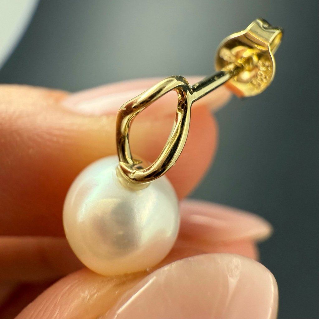 Delicate Stud Earrings in Yellow Gold with a Freshwater Pearl – photo 1 of 4