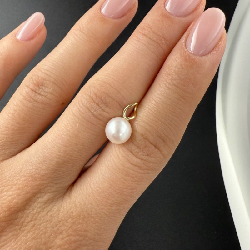 Delicate Stud Earrings in Yellow Gold with a Freshwater Pearl – photo 2 of 4