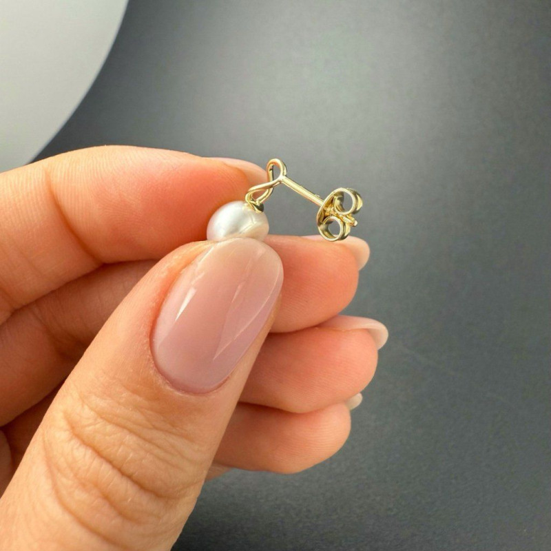 Delicate Stud Earrings in Yellow Gold with a Freshwater Pearl – photo 3 of 4