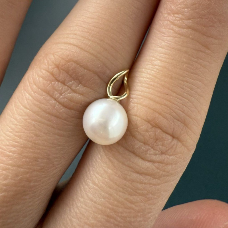 Delicate Stud Earrings in Yellow Gold with a Freshwater Pearl – photo 4 of 4
