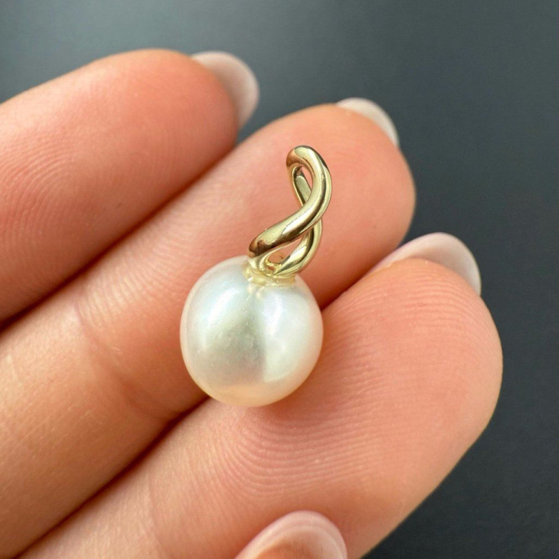 Gold Pendant with an Asymmetric Freshwater Pearl – photo 2 of 4