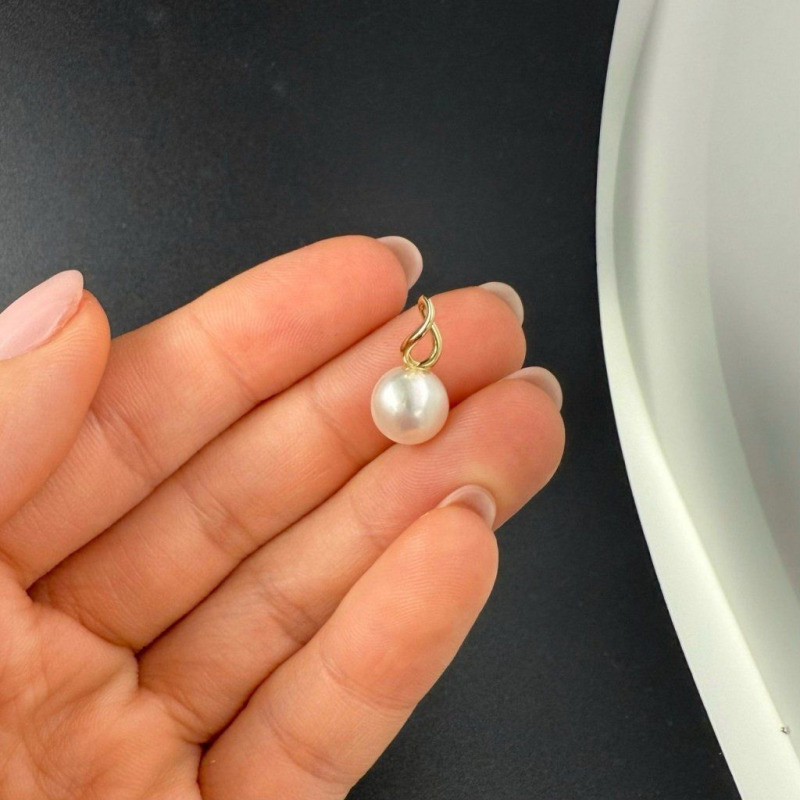 Gold Pendant with an Asymmetric Freshwater Pearl – photo 3 of 4