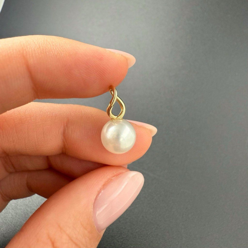 Gold Pendant with an Asymmetric Freshwater Pearl – photo 4 of 4