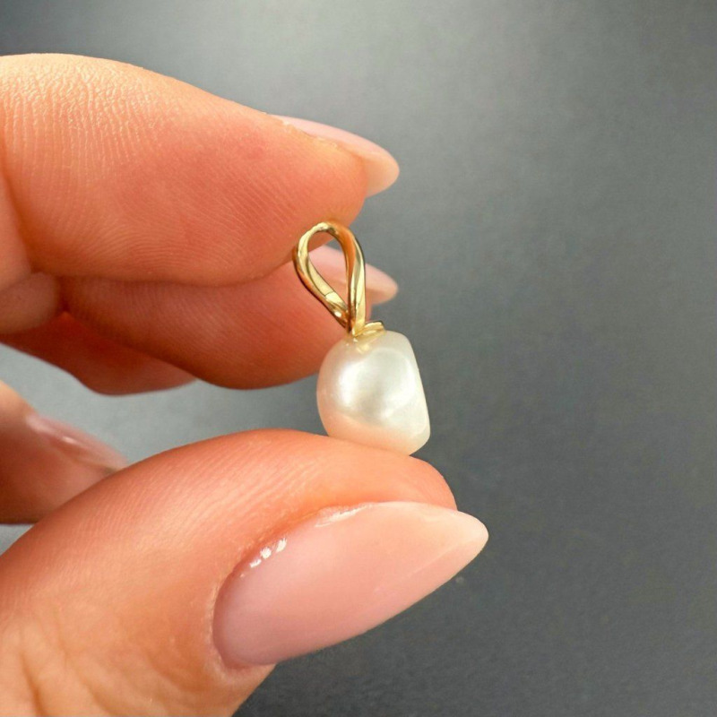 Gold Pendant with an Asymmetric Freshwater Pearl – photo 1 of 4