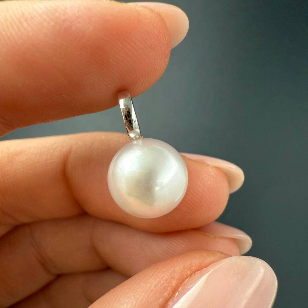 Classic Gold Pendant with a River Pearl – White Gold – photo 1 of 4