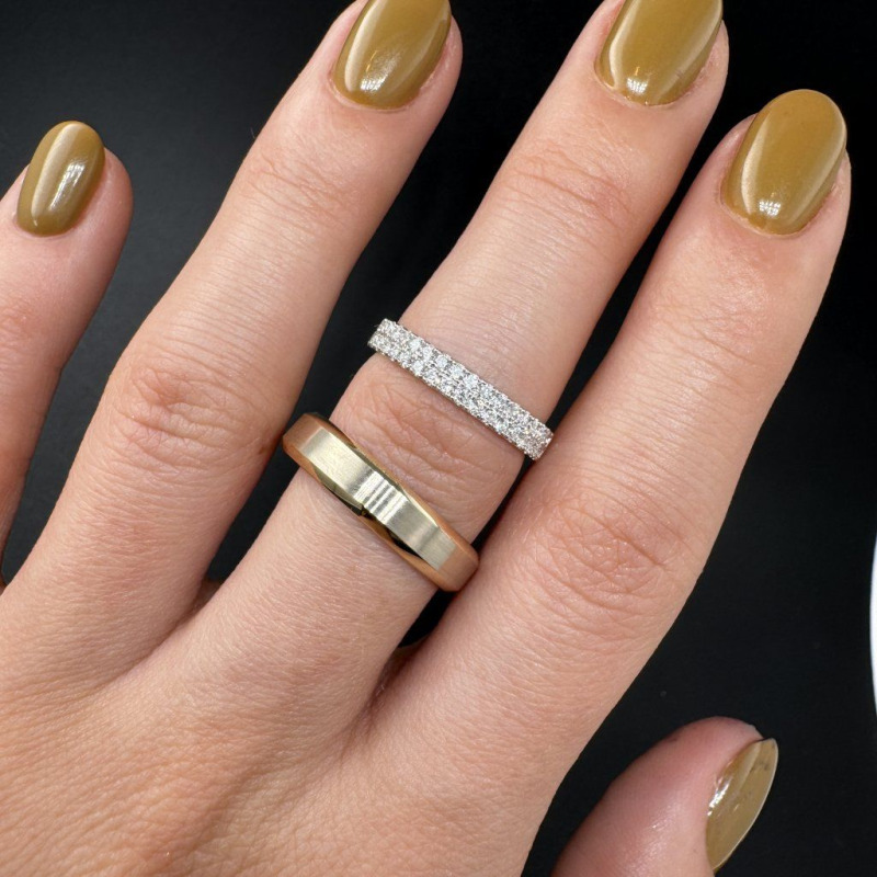 A Pair of Wedding Rings in White and Yellow Gold with Diamond Pavé – photo 2 of 5