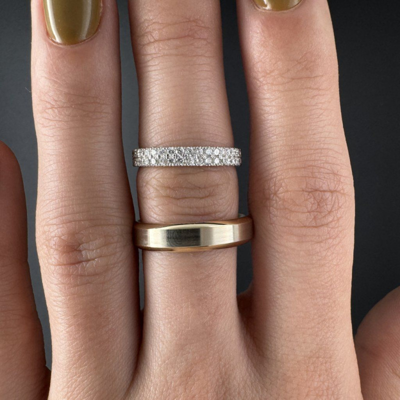 A Pair of Wedding Rings in White and Yellow Gold with Diamond Pavé – photo 4 of 5