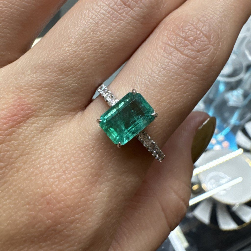 Gold Ring with Emerald and Diamonds