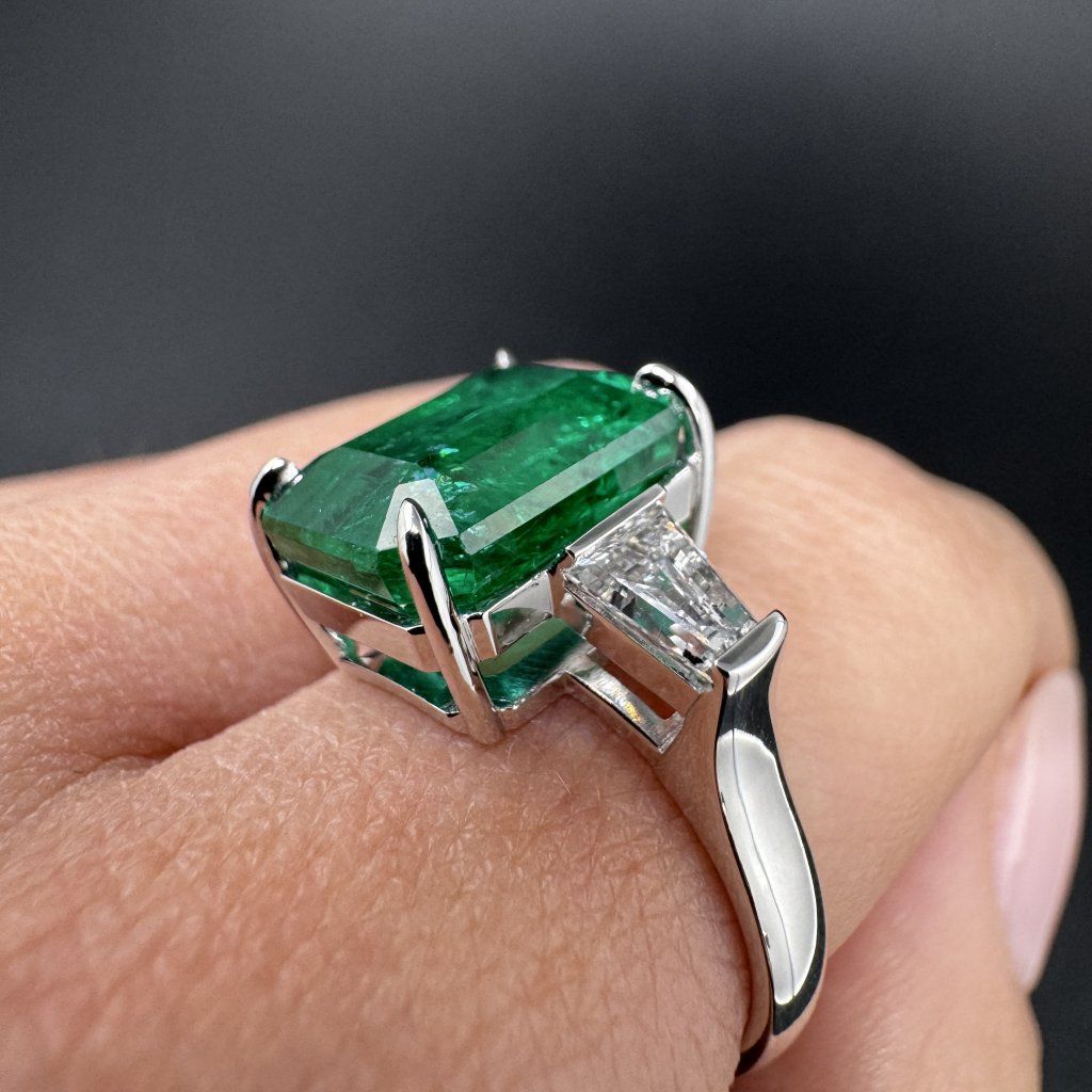 White Gold Ring with Emerald and Trapeze Diamonds, 5.76 ct – photo 1 of 6