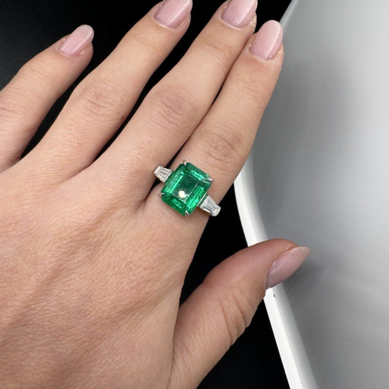 White Gold Ring with Emerald and Trapeze Diamonds, 5.76 ct – photo 2 of 6