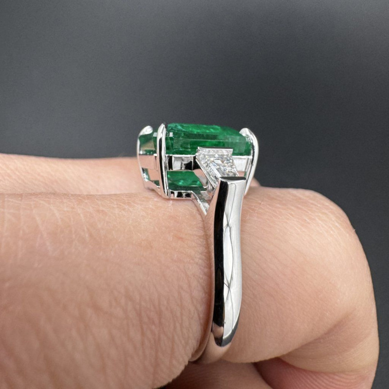 White Gold Ring with Emerald and Trapeze Diamonds, 5.76 ct – photo 3 of 6