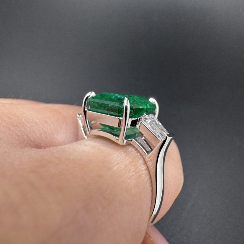 White Gold Ring with Emerald and Trapeze Diamonds, 5.76 ct – photo 4 of 6